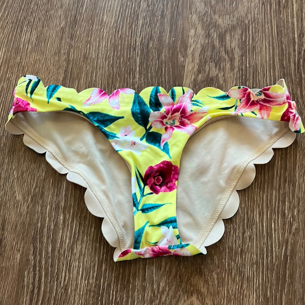 Target Vanilla/Beach Scallop yellow floral bikini bottom XS